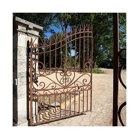 Domaine Des Tuileries Bed & Breakfast *
